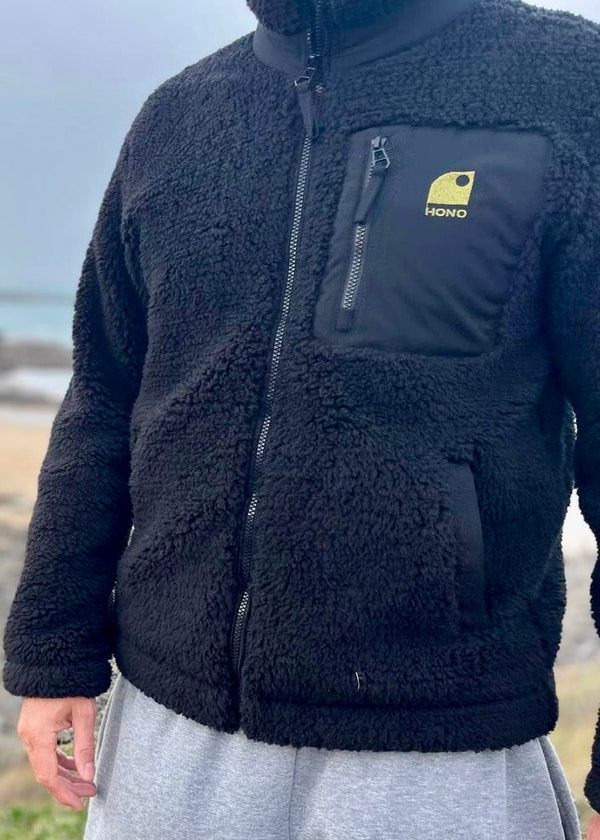 Veste polaire sherpa noire  éco-conçue, marque HONO Surfwear, idéale après-surf et lifestyle durable.SURFwear surfshop surfshop france