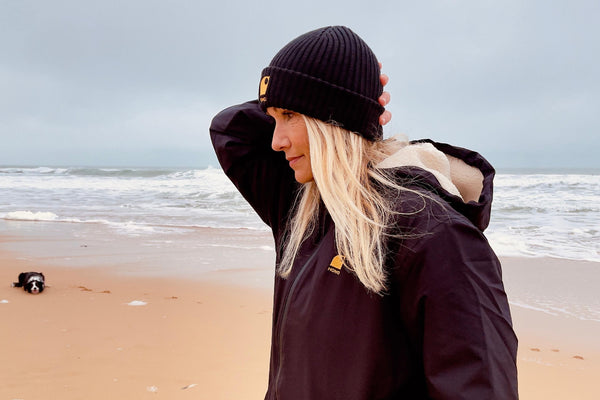 vetements style surfwear femme recyclés et bios bonnet et impermeable chaud et eco HONO marque surfwear française