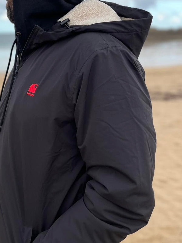 Veste imperméable doublée sherpa HONO Surf, surfwear éco-responsable en France. Surfwear chaud et confortable disponible sur notre surfshop – surfwear France