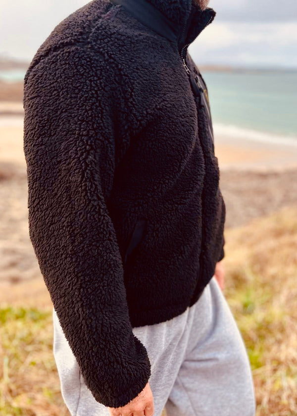 Veste polaire sherpa noire éco-conçue, marque HONO Surfwear, idéale après-surf et lifestyle durable.SURFwear surfshop surfshop france