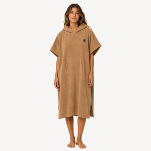 Poncho de surf beige en coton bio HONO porté par une femme, vue de face, surfwear français durable et éco-responsable