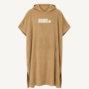 Poncho de surf beige en coton bio HONO avec logo blanc, vue de face, surfwear français durable et éco-responsable