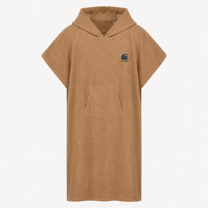 Poncho de surf sable en coton bio HONO avec logo noir, vue de face, surfwear français durable et éco-responsable