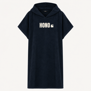 Poncho de surf noir en coton bio HONO avec logo blanc, vue de face, surfwear français durable et éco-responsable