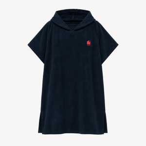 Poncho de surf noir en coton bio HONO avec logo corail, vue de face, surfwear français durable et éco-responsable