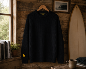 Pull HONO Surf Coastlife homme noir en coton bio et polyester recyclé avec logo HONO brodé jaune sur la manche