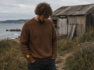 Pull HONO Surf Coastlife homme Toffee en coton bio et polyester recyclé porté en bord de mer