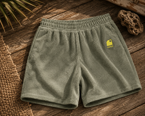 Short  surf éponge femme vert sauge HONO Surf avec logo brodé, en coton bio, marque de surf française éco-responsable