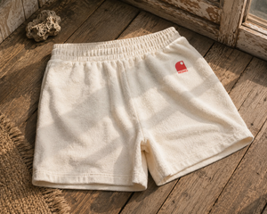 Short éponge femme blanc cassé HONO Surf avec logo brodé corail, en coton bio, marque de surf française éco-responsable