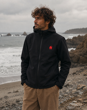 Softshell homme 3 couches recyclé noir brodé, marque de surf française écoresponsable, porté en bord de mer