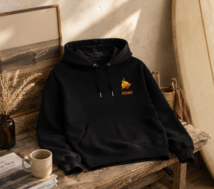Sweat à capuche noir HONO avec logo vintage jaune et orange, surfwear bio écoresponsable et marque française