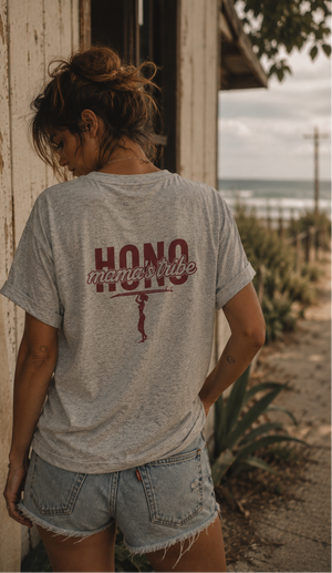 T-shirt  surfeuse femme HONO Surf Mama's Tribe gris chiné vintage en coton bio, marque de surf française éco-responsable
