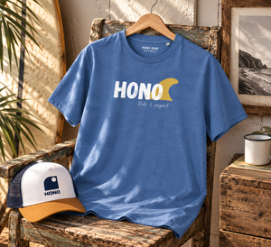 T-shirt HONO Surf bleu en coton bio, style vintage avec logo HONO Ride & Respect, accompagné d’une casquette HONO