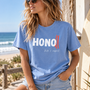 T-shirt HONO Surf bleu pour femme en coton bio, style vintage, porté sur la plage