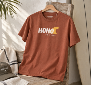 T-shirt HONO Surf marron en coton bio, style vintage, avec logo HONO Ride & Respect et ambiance surf