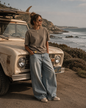 T-shirt surf éponge vintage femme taupe en coton bio HONO porté en bord de mer