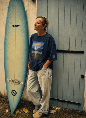 T-shirt surf oversize vintage bleu marine en coton bio HONO, surf art en collab artiste, surfwear français écoresponsable.