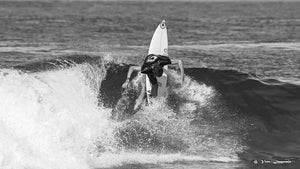 team HONO surf surfeur en action vague océan noir et blanc ambiance surf authentique