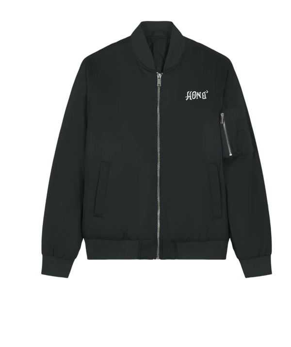 Face de la veste bomber noir durable Surf HONO Signature TIKI avec logo HONO blanc sur la poitrine