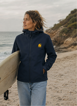 Veste softshell 3 couches recyclée femme bleu marine avec capuche et logo HONO, marque de surf française écoresponsable