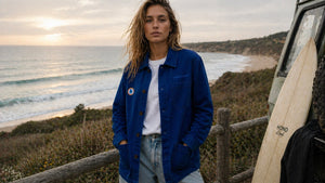 Veste surf worker femme bleu indigo HONO en coton durable portée