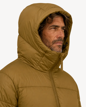 Doudoune chaude en nylon recyclé HONO Surfwear bronze portée par un homme, capuche relevée